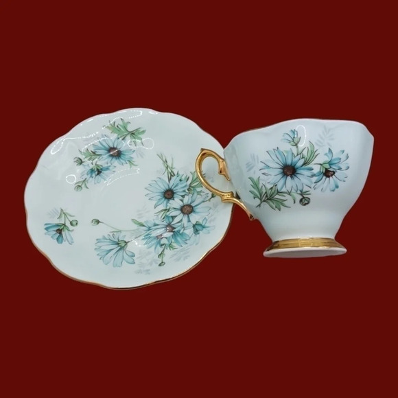 Royal Albert teacup and saucer wt blue daisies gold trim - Picture 3 of 9
